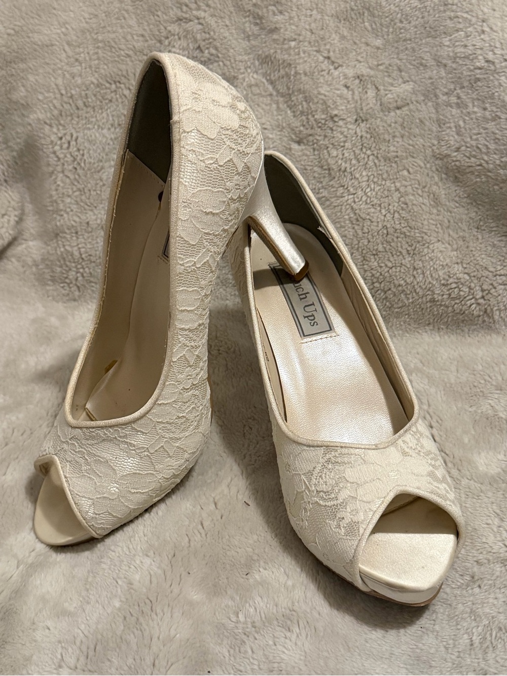Peep-Toe Lace Bridal Pumps in Ivory